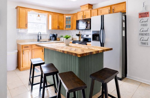 Valdosta House | Holy Cow! Sleeps 9-Central Location-4 Bedrooms-2-Smart TVs-Grill & Pet Friendly