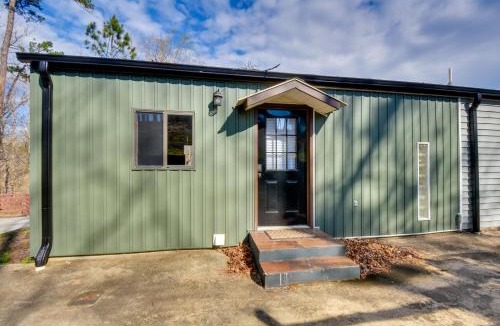 Seneca House | Home 11 Mi to Clemson: Lake-View Balcony & Dock!