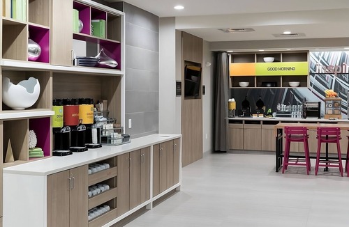 Airport North Apartment | Home Away From Home! Pet Friendly King Suite, Heated Pool & Free Breakfast!
