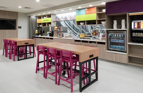Airport North Apartment | Home Away From Home! Pet Friendly King Suite, Heated Pool & Free Breakfast!