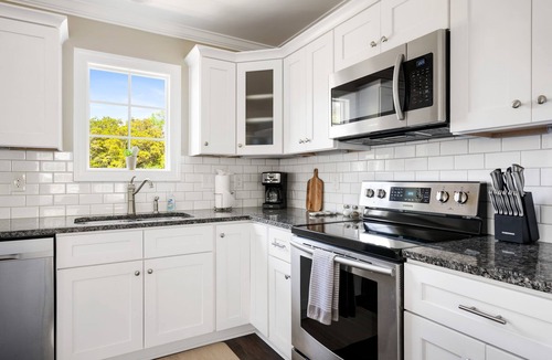 Charleston Apartment | Home Away From Home- Walkable, Parking & Central