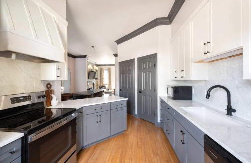 Old West Broad Neighborhood House | home Combo Near Forsyth Park Parking