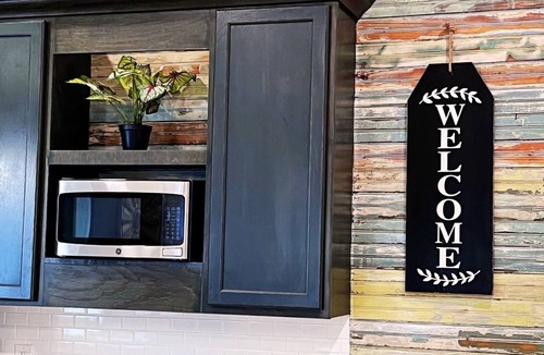 Columbia House | Home Near USC, Perfect for Families & Graduations - Deja Blues