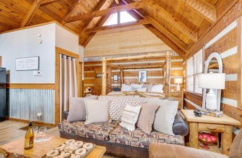 Townsend House | Honey Bear Pause: Rural Escape w/Porch & Hot Tub!
