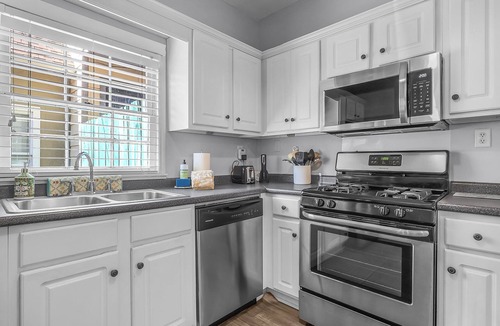 Beach Institute Cottage | Honey Bee Cottage - Walk to Forsyth Park - Private Patio - Pet-Friendly