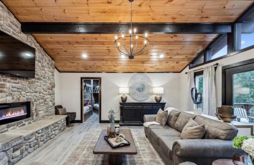 Caton House | Honeybear Hideaways - Luxurious Modern 5BR Cabin with Indoor Pool, Game Room, Hot Tub & Fireplace