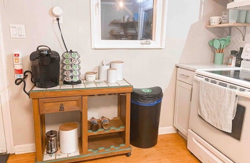 Penrose Cottage | Honeybee Haven - Scenic Mountain Getaway - WiFi - Pets OK