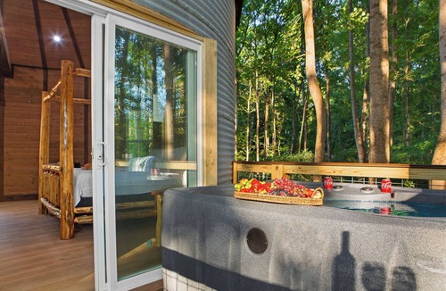 Troutman House | Honeymoon Suite w/Exotic Animals + Hot Tub + Zoo