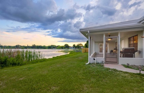 Winter Haven Cottage | Hook, Line & Leisure: Lakefront Gem w/Porch!