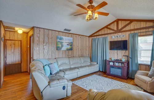 Fedhaven House | Hot Tub + Dock Access: Lake Hatchineha Getaway!