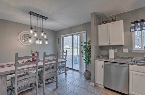 North Charleston House | Hot Tub! Family Getaway 17 Mi to Dtwn Charleston