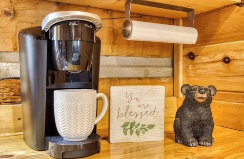 Townsend Cabin | Hot Tub❅Gas Fireplace❅King Bed❅Secluded❅Community Pool❅Cozy - BEARADISE