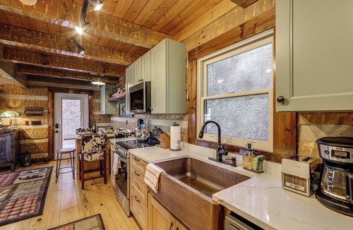 Whittier Cottage | Hot Tub Haven! Mtn-view Home 13 Mi to Bryson City!