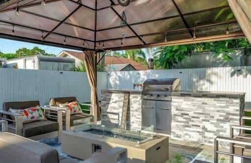 St. Petersburg - Clearwater House | Hot Tub, Mini Golf & Built-in BBQ | Near Downtown!