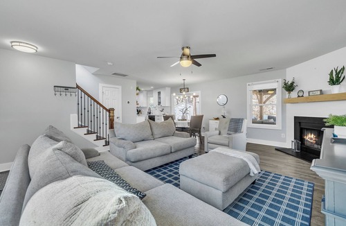 Holly Springs House | HOT TUB! Renovated, Sleeps 6, pets OK! Close to everything
