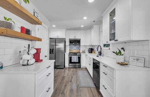 Holly Springs House | HOT TUB! Renovated, Sleeps 6, pets OK! Close to everything