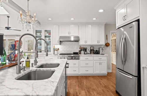 Gainesville House | HOT TUB | WRAP AROUND PORCH | HONEY BEE ACRES