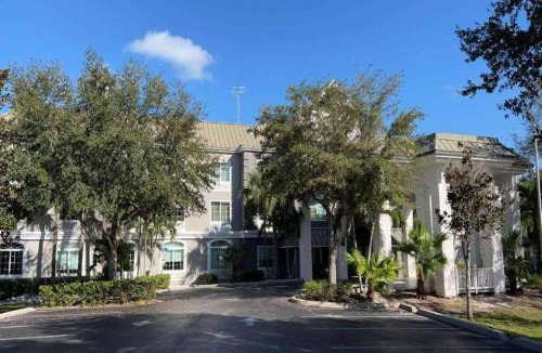 Vero Beach Hotel | Hotel Flamingo Inn & Suites Vero Beach I-95