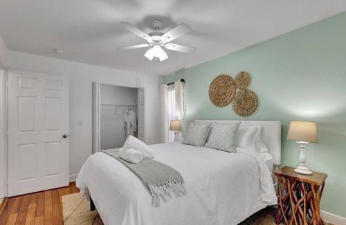Palm Beach Gardens House | Hottub! Mini Golf! Water Access! Pets! 5min beach!