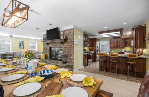 Smithville House | HotTUB+Sauna, Arcade, FREE Kayaks+ Lake Access | BEACHY Area Ramp | Sleeps 17+