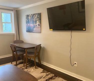 Dixon Park House | Hourglass Inn Unit A First Floor