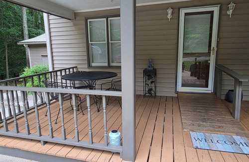 Hartwell House | House in 3-acre woods, YMCA walkable, Hartwell 2 min, lake 10 min, Opal Retreat