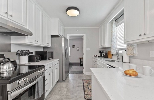 Savannah House | House Sleeps 6 * Firepit * Game Room * Dogs OK