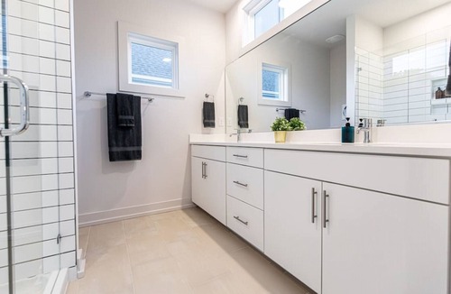 Sugar Creek House | House w/ Spacious Floorplan across from park!