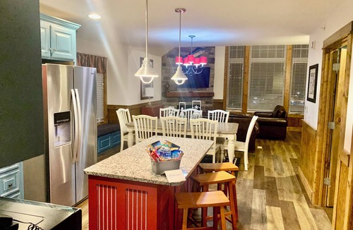 Branson Cottage | Huge 4BDR/3BA cottage in Stormy Point Village with fireplace and rec room!