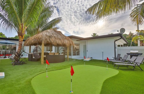 The Cove House | Huge Cove Home w Tiki and Spa+ Bikes, Minutes to Ocean