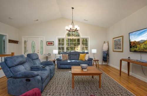 Brevard House | Hummingbird Hideaway · Hummingbird Hideaway in Connestee Falls