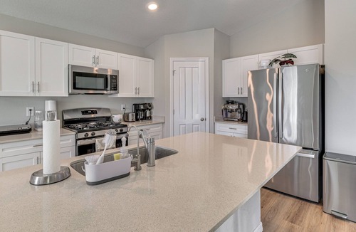 Balm House | Hybrid Work Retreat in Lithia w/ Pool Access!