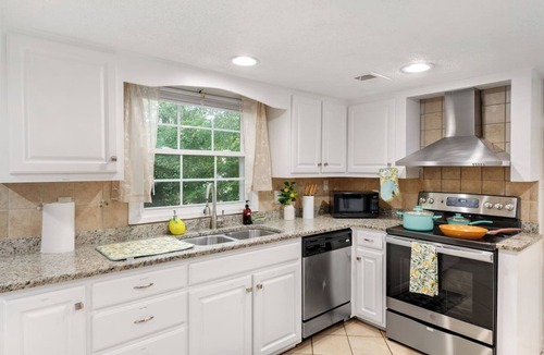 North Raleigh House | I Luv June Deal –25% Off 4BR Deck Oasis | Sleeps 9