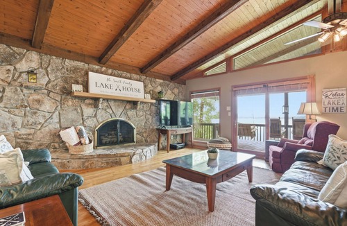 Spring City House | Iconic Waterfront Home On Watt’s Bar Lake -Sleeps 16 - PVT boat docks - Sunrise!
