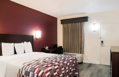 Tupelo Hotel | Ideal for Budget Travelers| Parking, Breakfast | 2.2 miles to Cadence Arena!