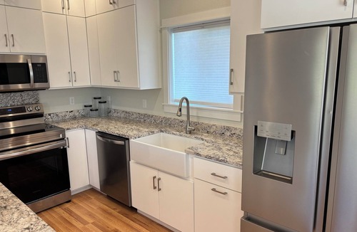 Central Point House | Immaculate and private 2-bedroom house, close to everything, pet friendly
