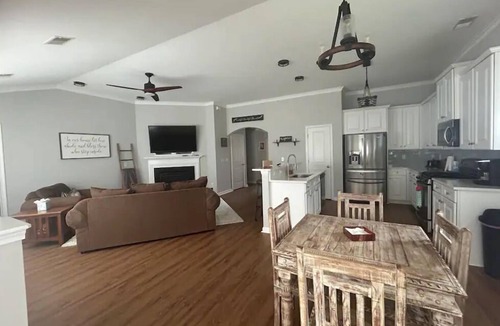 Summerville House | Immaculate Farmhouse Style Southern Rental