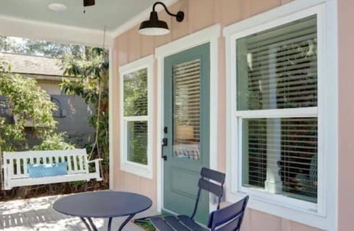 Thunderbolt Cottage | In The Pink - Sassy Cottage 5 min to SAV