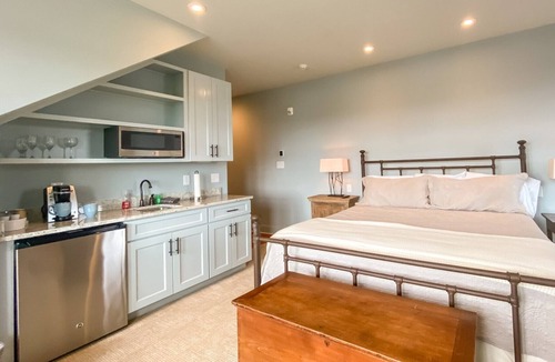 Oriental Hotel | Indigo Bunting Suite, Waterfront NC - River Dunes