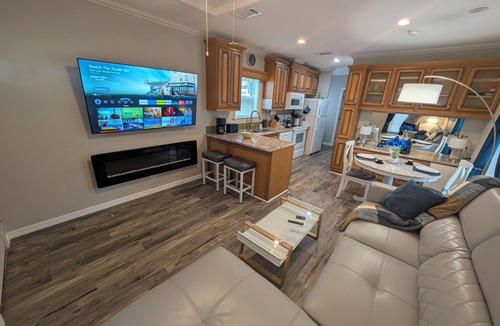 Deltona Lakes Cabin | "Indigo Lodge" Central AC, WiFi. Luxury Italian furniture.Free parking.Quiet.