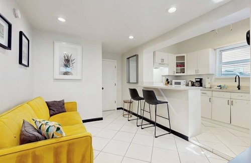 Parkside House | Inviting duplex with enclosed yard, fast WiFi, full kitchen, & W/D