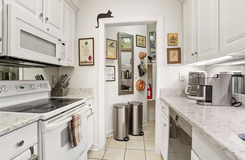 Historic Downtown Savannah Apartment | Inviting garden level apartment, The JAD Cox Suite
