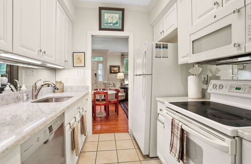 Historic Downtown Savannah Apartment | Inviting garden level apartment, The JAD Cox Suite