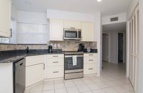 Isla del Sol Condo | Isla Del Sol Remodeled 2 BD/2BA Condo Close to Beaches