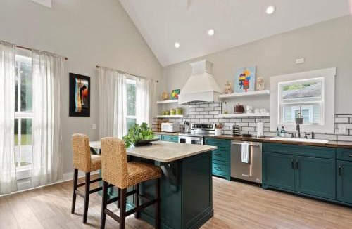 Isle of Hope Historic District House | Isle of Hope Cottage w Historic Charm & Location