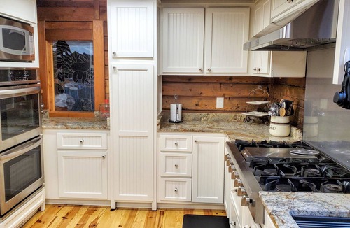 Rocky Bottom House | Jocassee Gorge Mountain Lodge on creek-Waterfront