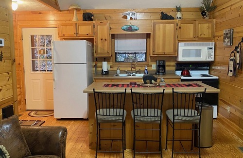Young Harris Cabin | June Specials, Clean! Hot Tub, Master On Main, 3 Baths!
