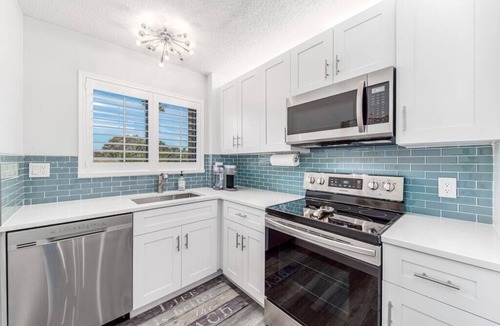 Bella Vista Condo | JupRent's Ocean Walk Paradise - Close to all- 6 min walk to beach - 3Bed/3Bath -