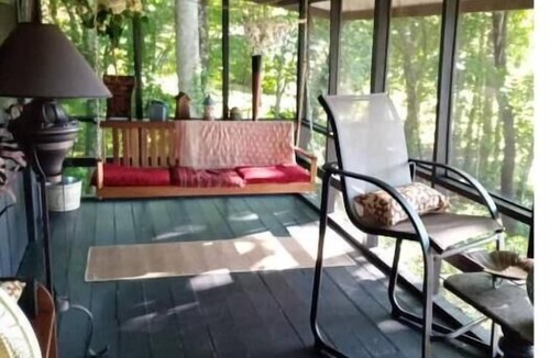 Chatuge Village House | JUST RIGHT SIZE HOME. WATCH LAKE FROM ACROSS ROAD