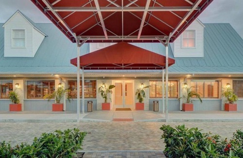 June Park House | Just What Your Looking For! 2 Comfortable Units, Free Breakfast & Parking, Pool